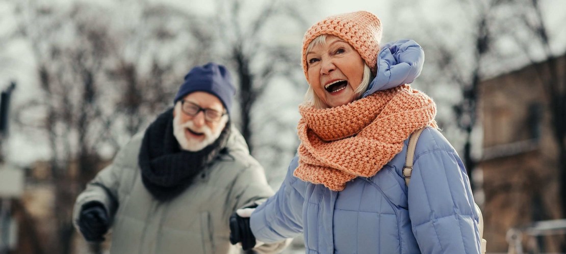 Älteres Paar beim spazieren im Winter