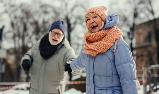 Älteres Paar beim spazieren im Winter